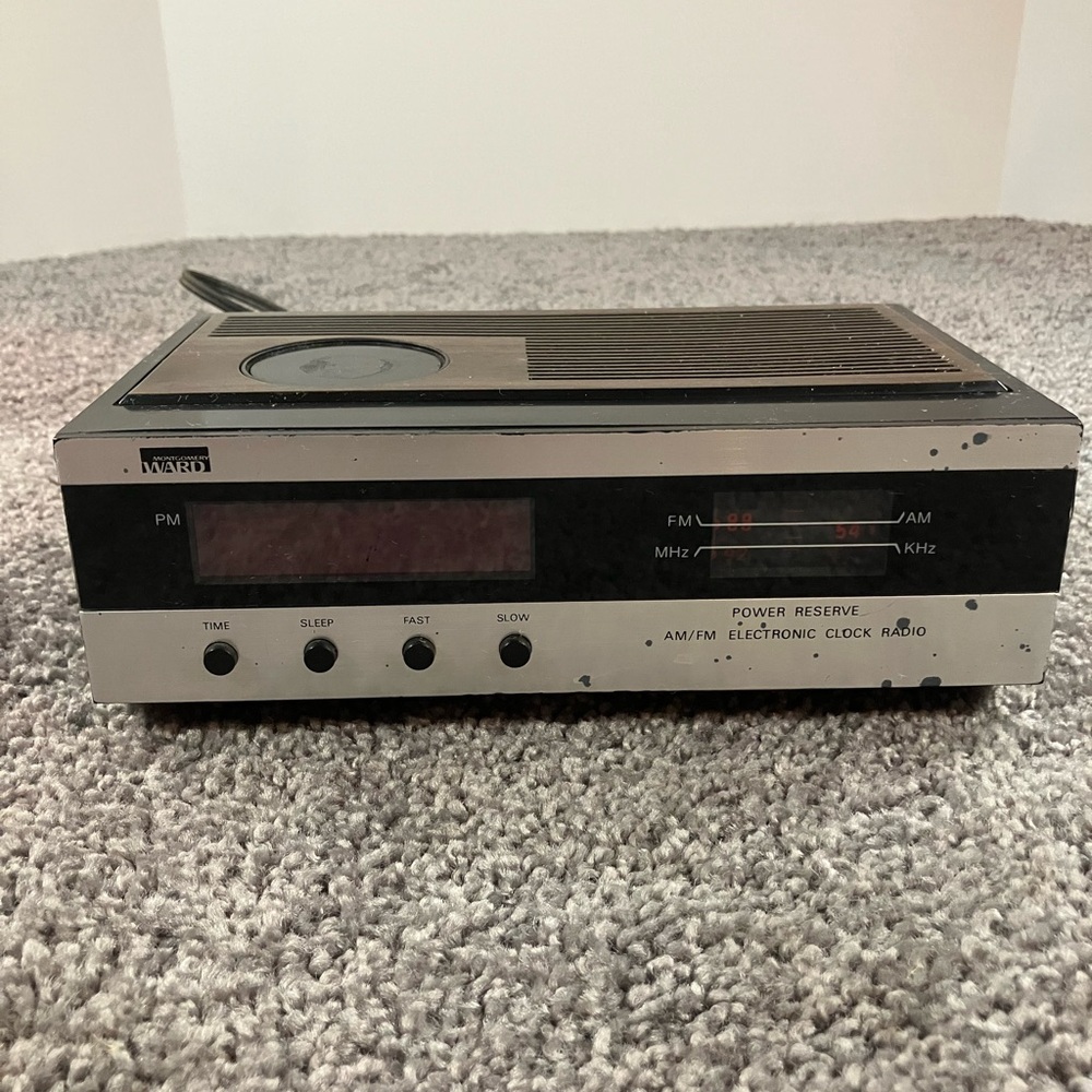 Vintage Montgomery Ward Clock Radio Clock Model: Gen 1919A